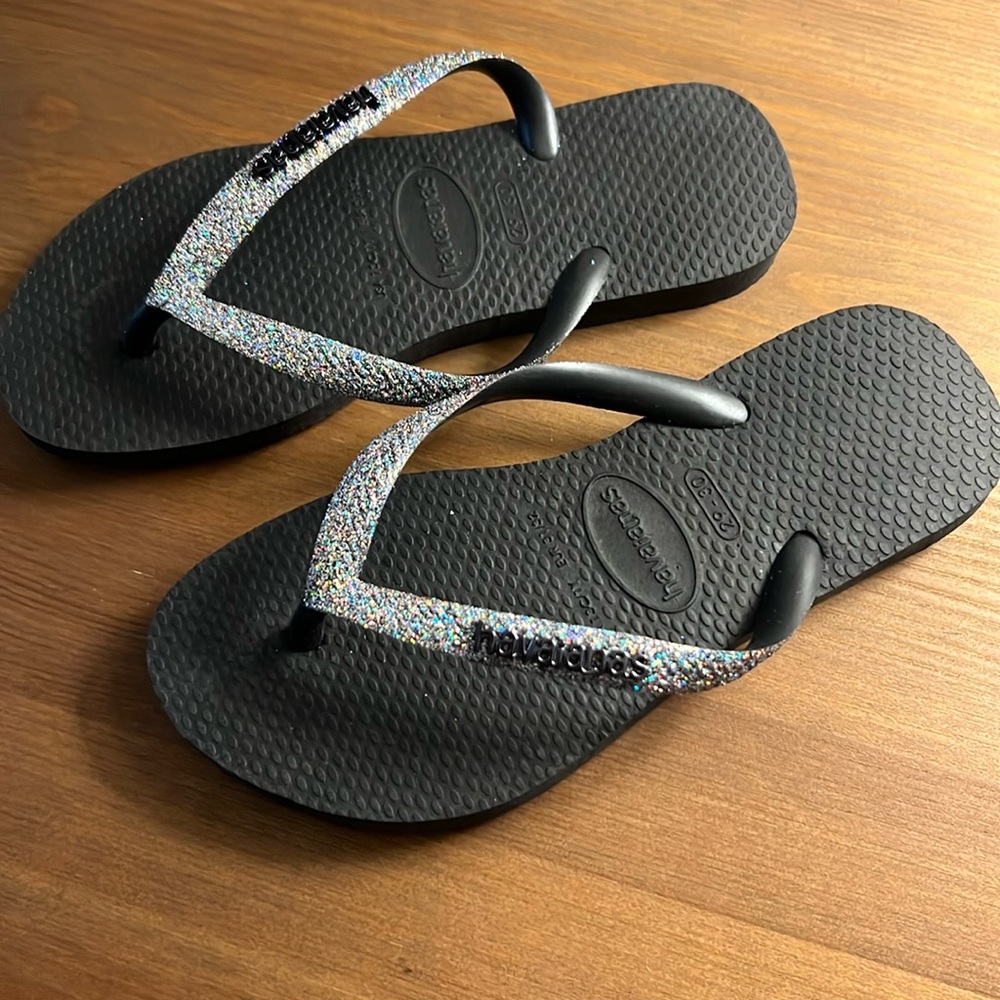 Black kids Havaianas size 13C/1Y